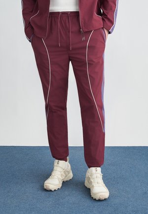 SPORT STREET PIPING TRACK PANT - Tracksuit bottoms - black cherry