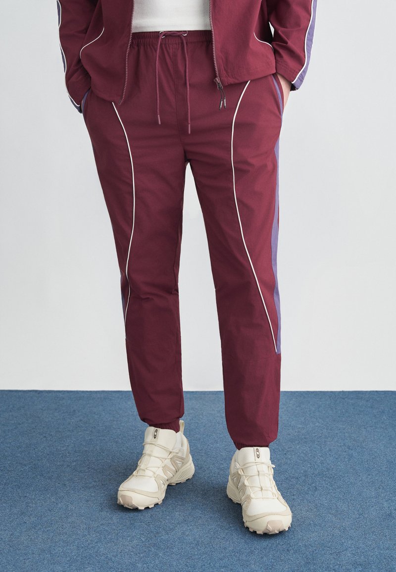 Reebok Classic SPORT STREET PIPING TRACK PANT - Teplákové kalhoty - black cherry