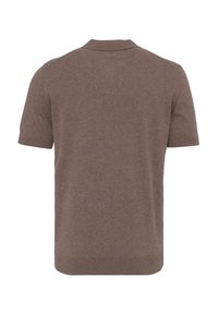 Polo marron à manches courtes avec ourlet et col côtelés, vu de dos sur fond blanc.