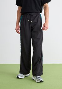 Puma PLAY PARIS TRACK PANTS - Tepláky - black