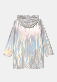 Kapturowa peleryna przeciwdeszczowa w iryzującym materiale o gładkiej fakturze, z luźnym krojem i długimi rękawami. Tylny widok ukazuje migotliwe kolory.
