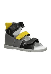 Sandalo in pelle nera e grigia con accento in camoscio giallo, due cinturini in Velcro regolabili, design con punta aperta, suola in gomma testurizzata.