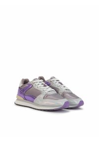 Sneakers grigio chiaro e viola con un mix di materiali satinati e testurizzati. Caratterizzati da lacci bianchi, un colletto imbottito e una suola in gomma.