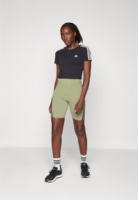 adidas Sportswear FUTURE ICONS THREE STRIPES BIKER SHORT - Leggings - tent green