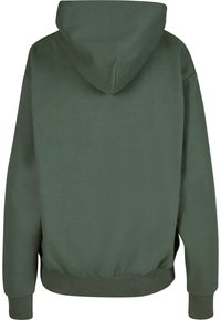 Sudadera con capucha en verde oscuro, con una textura de tela suave, puños y cintura elásticos, y un corte relajado.