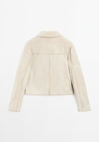 Beige faux suede jacka med krage, långa ärmar och en kort design. Har subtila sömmar och en slät textur.