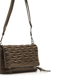 Borsa a tracolla marrone trapuntata con texture liscia, chiusura con zip e tracolla regolabile. Logo del marchio visibile sul davanti.