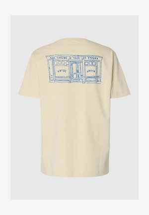 Kreemikas valge T-särk sinise joonistusega kauplusefassaadist, millel on silt "HOTEL AMOUR" ja prantsuskeelne tekst ukse kohal ülemisel seljal.