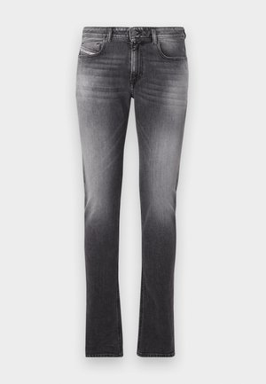 Pelēkie džinsi no denima ar šauru piegriezumu, piecu kabatu dizainu un nedaudz izbalējušu izskatu. Satur rāvējslēdzēju ar pogu aizdari un šuvju akcentus.