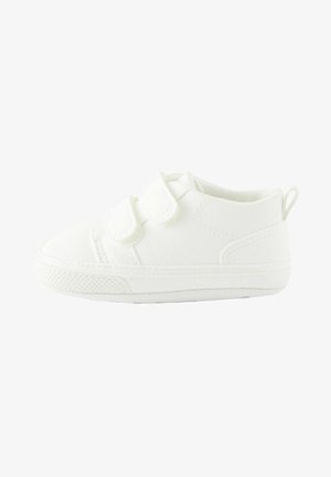 Baskets blanches pour enfants avec deux bandes Velcro, en matériau synthétique lisse, bout arrondi et semelle en caoutchouc texturé. Design minimaliste.