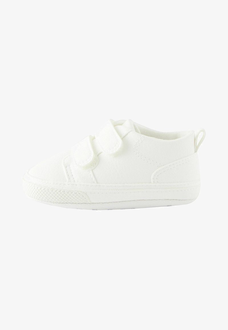 Sneaker bianco per bambini con due cinturini in velcro, materiale sintetico liscia, punta arrotondata e suola in gomma testurizzata. Design minimalista.