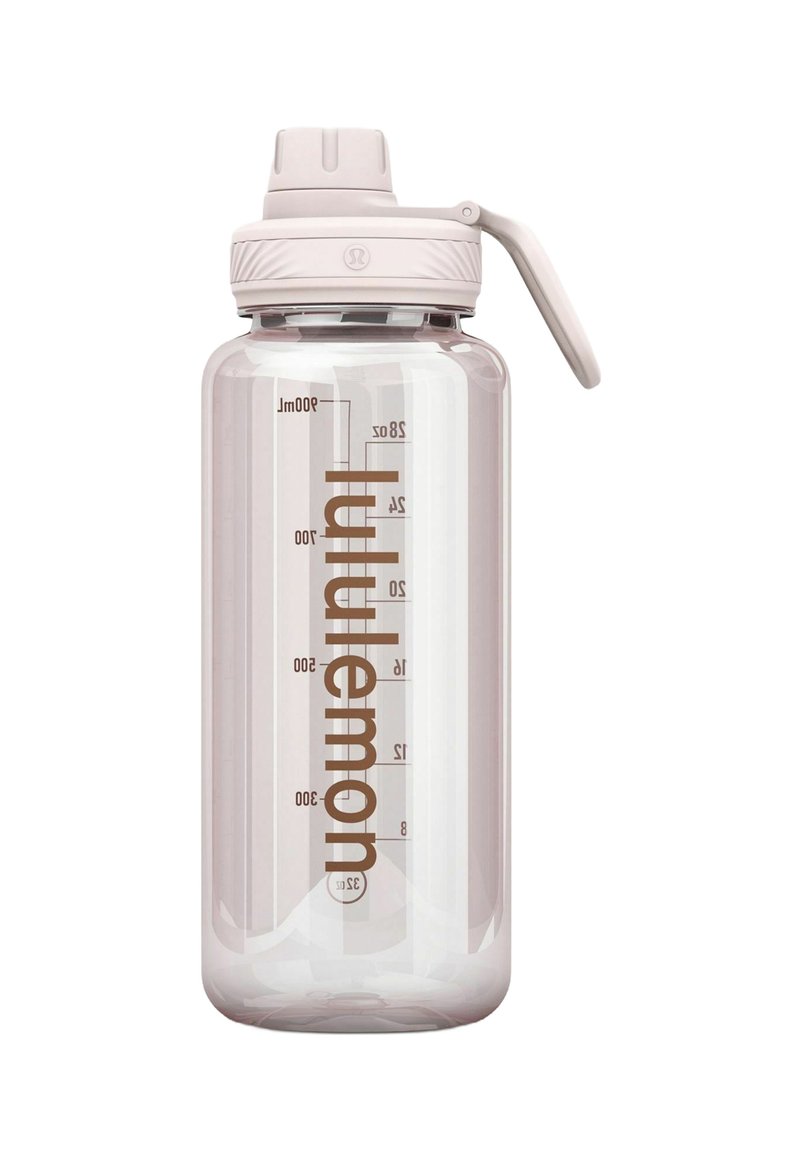 Przezroczysta plastikowa butelka na wodę z jasnoróżową zakrętką, ergonomiczną rączką, oznaczeniami pomiarowymi oraz brązowym logo "lululemon".