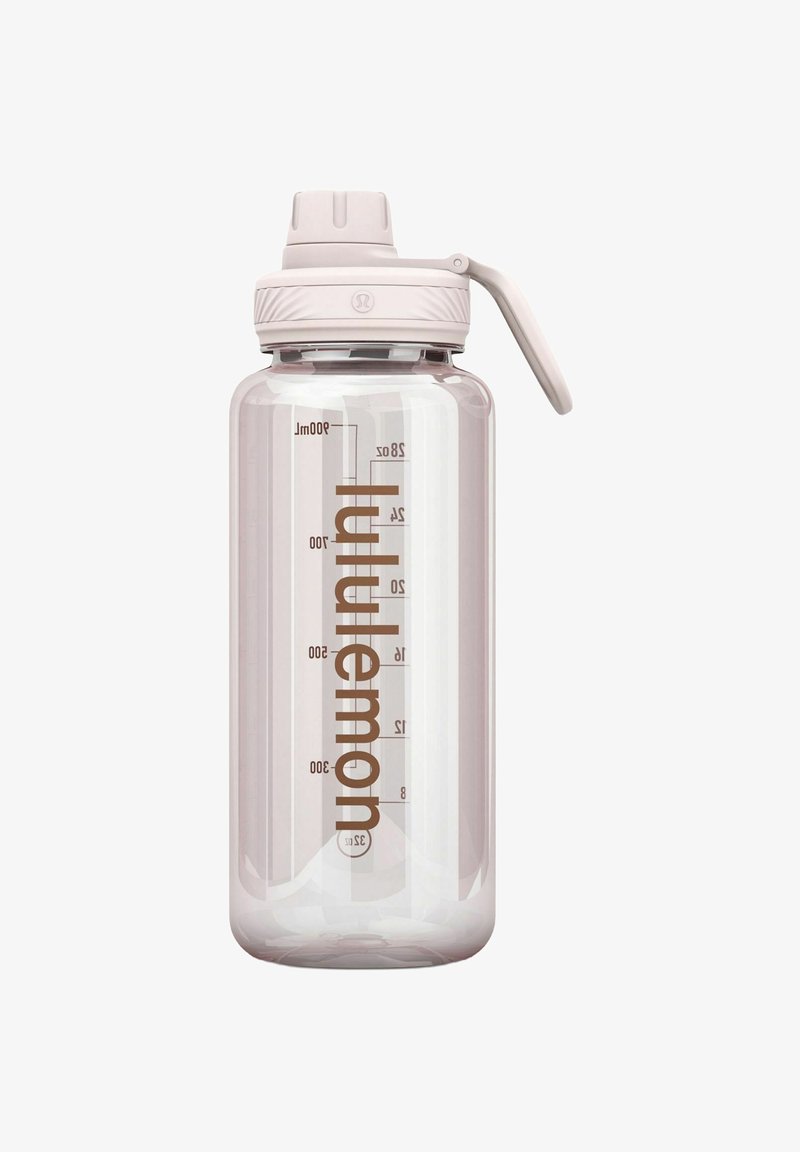 Przezroczysta plastikowa butelka na wodę z jasnoróżową zakrętką, ergonomiczną rączką, oznaczeniami pomiarowymi oraz brązowym logo "lululemon".