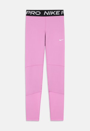 Růžové legíny Nike Pro s černým elastickým pasem s nápisem „NIKE PRO“ a bílým logem Nike na levém stehně.