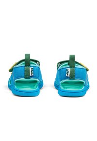 Sandali atletici blu con materiale superiore morbido, dettagli verdi, cinghie regolabili, design aperto sul retro e suola in gomma testurizzata.