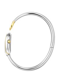 Bracciale rigido d'argento con un design liscio e curvato. Presenta un accento dorato e un dettaglio a pulsante, finitura lucida e cerniera senza cuciture.