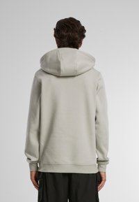 Mister Tee PRAY - Hoodie - lightasphalt