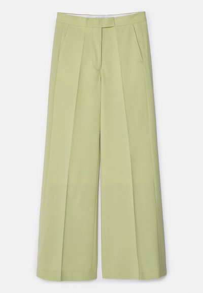 Lichtgroene wijde broek van soepel materiaal, met voorplooien, twee zijzakken en een rechte snit.