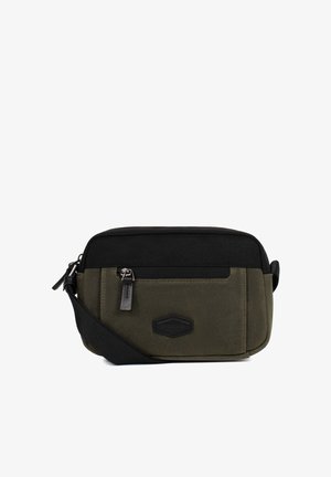 Borsa a tracolla rettangolare compatta in verde oliva e nero con tasca frontale con cerniera e tracolla nera regolabile.