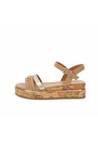 Sandali platform beige con accenti metallici, caratterizzati da cinturini incrociati e un design a mappa stampato sulla suola a zeppa. Cinturino alla caviglia regolabile.
