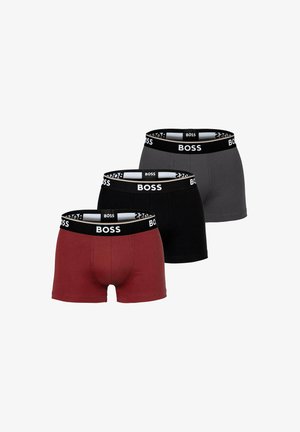 Tre paia di boxer da uomo in rosso, nero e grigio, con un cinturino elastico con marchio etichettato "BOSS."