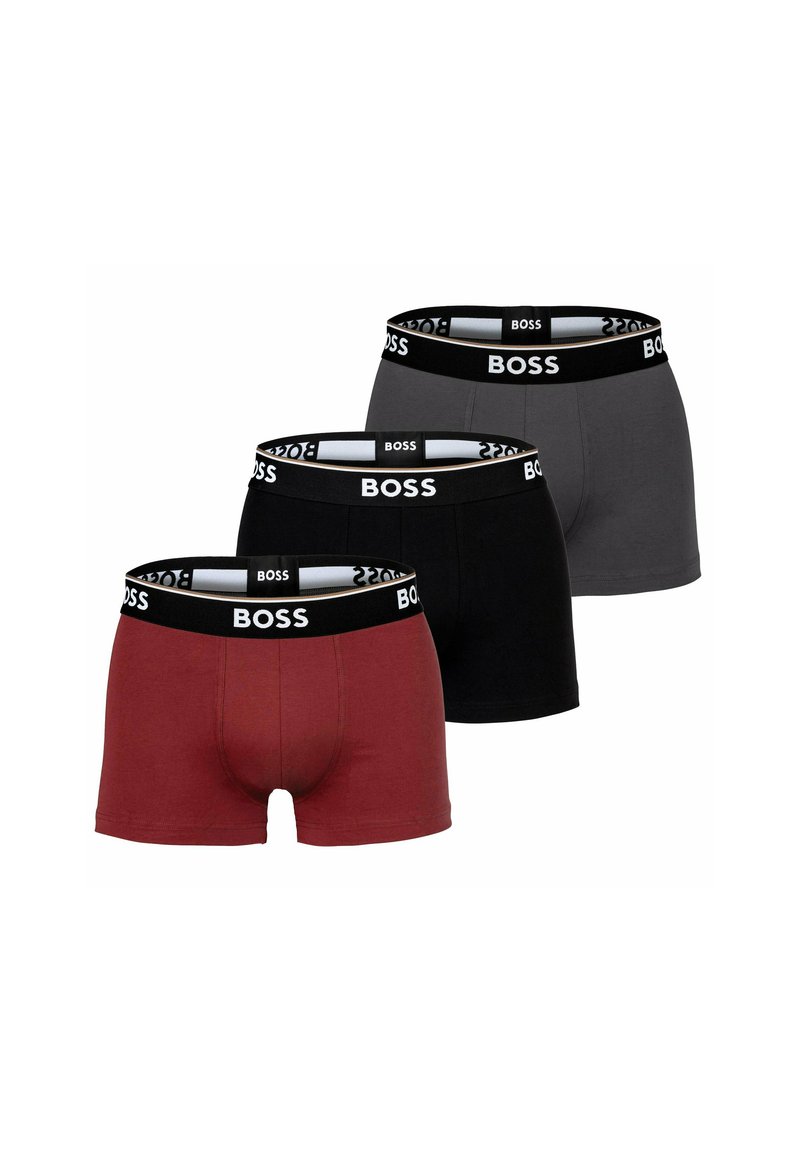 Trei perechi de boxeri pentru bărbați în roșu, negru și gri, cu un brâu elastic etichetat "BOSS."