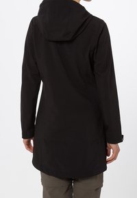 Chaqueta negra impermeable con capucha, de corte largo, con bolsillos con cremallera y textura suave. Diseño simple sin patrones visibles.