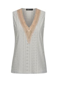 Top crem deschis fără mâneci, cu un decolteu adânc în V. Prezintă detalii decorative din dantelă și un material texturat, cu un model.