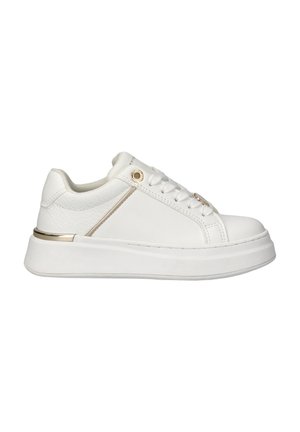 Witte lage sneaker met dikke zool, gouden veteroogje en accent, veters aan de voorkant en een gevoerde kraag voor comfort.