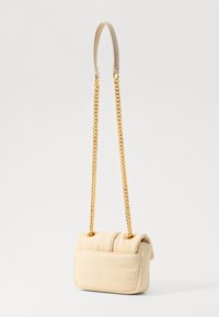 Beige quiltet crossover veske med kjedehåndtak og lærdetaljer. Har klaffelås og en jevn tekstur.