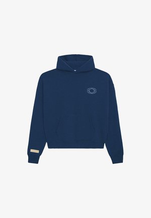 Sötétkék kapucnis pulóver elülső zsebbel, a bal mellrészen apró hímezetű láncforma mintával, és bézs címkével a bal mandzsettán.