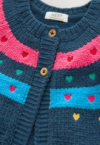 Maglione cardigan lavorato a maglia con corpo blu navy, caratterizzato da righe orizzontali in rosa, blu e verde, decorato con motivi a cuore multicolore e bottoni di legno.