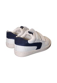 Sneakers in pelle bianca con dettagli blu navy, dotate di cinturini in velcro e suola in gomma texturizzata. Design classico adatto per un look casual.
