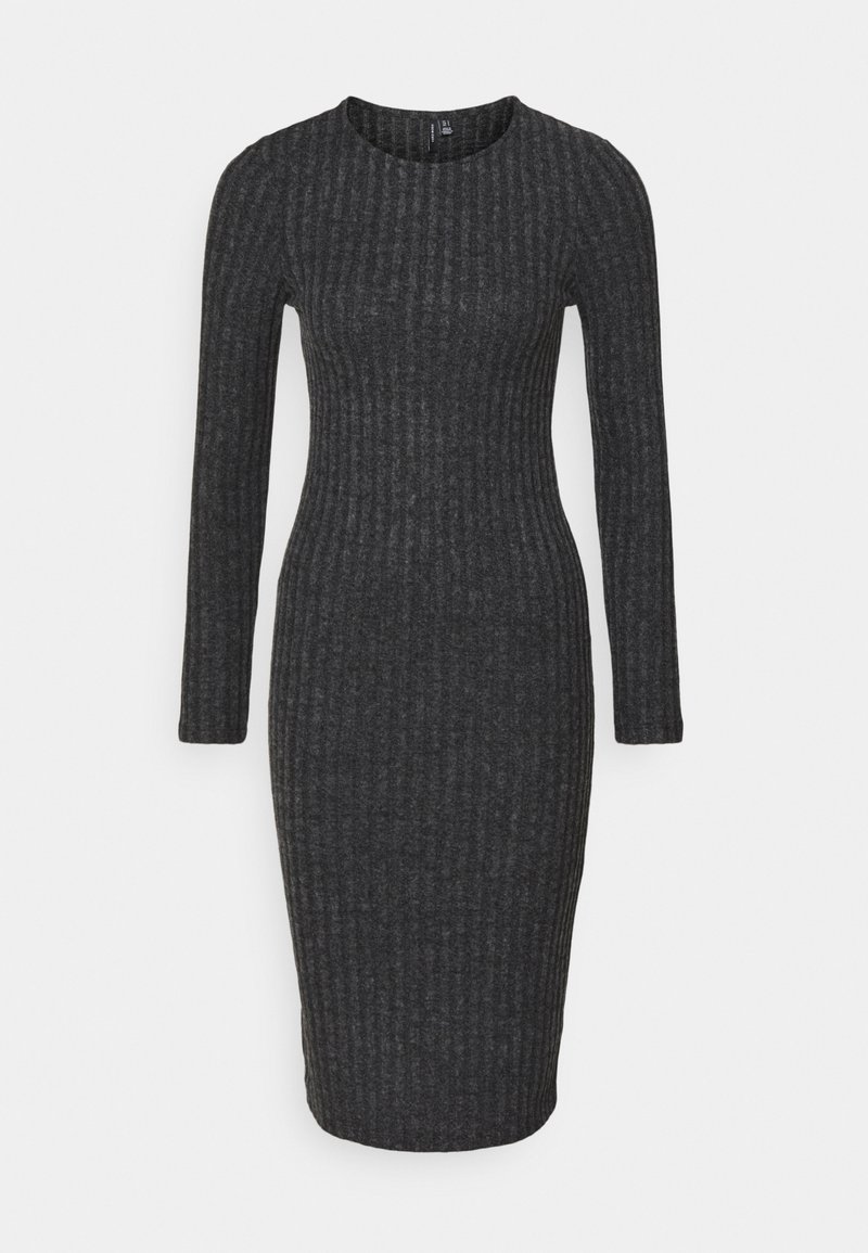 Robe en maille côtelée grise à manches longues et silhouette ajustée, avec un col rond et un ourlet longueur genou.