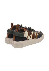 Sneaker aus einer Mischung aus Rindsleder und schwarzem Canvas, mit einer cremefarbenen Gummisohle, grünen Lederakzenten und braunen Nähdetails.