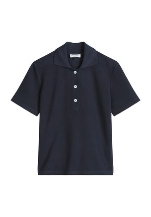 Polo bleu marine foncé à manches courtes avec trois boutons blancs et un col replié, présenté sur un fond blanc.