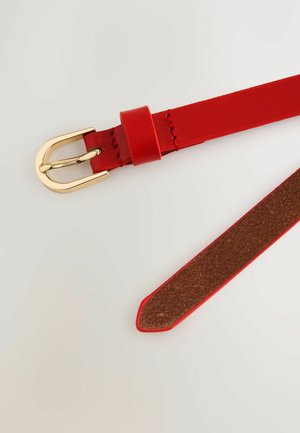 Punainen nahkavyö kultaisella metallisoljella. Nauhassa on sileä pinta, terävä pää ja näkyvät ompeleet reunoilla.