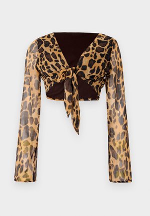 Leoparda raksta pusgarais tops ar garām caurspīdīgām piedurknēm un brūnu sasiešanas detaļu jostasvietā. Gluda, viegla auduma ar pieguļošu dizainu.