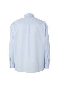 Chemise bleu clair à manches longues avec une empiècement et un pli dans le dos, poignets boutonnés et col classique, vue de dos.
