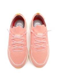 Baskets de sport roses avec une tige en textile en maille, bout rond et semelle intérieure en mousse à mémoire. Comprend des lacets plats et une surface douce et texturée.