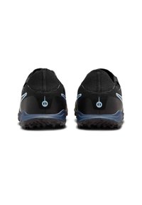 Pantofi sport negri cu un design elegant, având tălpi din cauciuc texturat, accente albastre și un mâner la spate pentru a fi ușor de purtat.