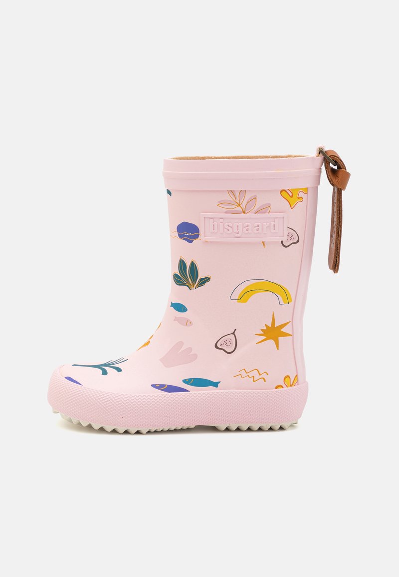 Bota de chuva de borracha rosa com padrões coloridos e divertidos, incluindo peixes, plantas e formas geométricas. Sola texturizada e tira contraste em tom natural.