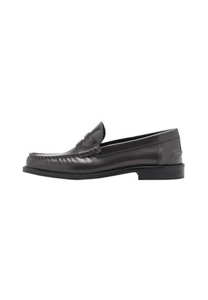 Czarny skórzany loafer na niskim obcasie, ze szwami w stylu mokasyna i detalem z otworem na kieszonkę na głównej części, pokazany z boku.