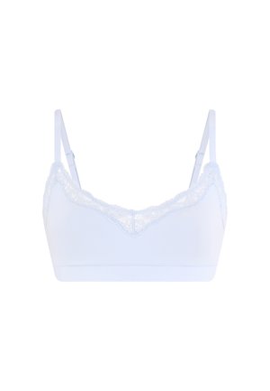 Soutien-gorge sans fil blanc avec bretelles réglables et bordure en dentelle le long des bords supérieurs sur un fond uni.