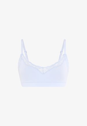 Soutien-gorge sans fil blanc avec bretelles réglables et bordure en dentelle le long des bords supérieurs sur un fond uni.