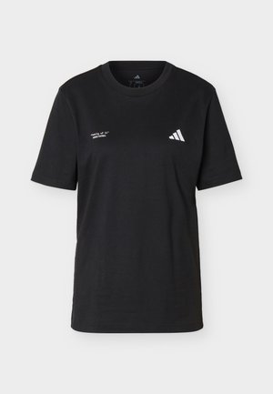 Μαύρο κοντομάνικο μπλουζάκι Adidas με λευκό λογότυπο στο δεξί στήθος και το κείμενο «Family of 11 Adidas Football» στο αριστερό στήθος.
