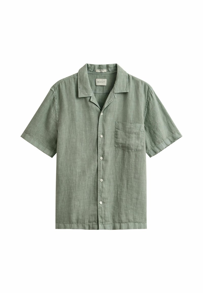 Camicia in lino verde salvia a maniche corte con bottoni frontali, taschino sul petto e colletto rilassato, stesa su uno sfondo bianco.