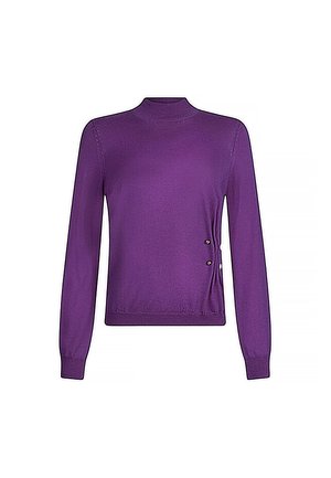 Maglione viola a maniche lunghe con colletto alto, dotato di un corpo aderente e bottoni decorativi sul lato, realizzato in un materiale morbido ed elastico.