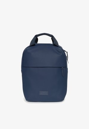 Granatowy plecak o gładkim, matowym wykończeniu. Posiada podwójne górne uchwyty, zamki błyskawiczne oraz przednią kieszeń na zamek dla dodatkowego przechowywania.
