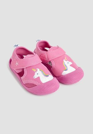 Rosa Krabbelschuhe für Kleinkinder mit einem Einhornmotiv. Aus Mesh-Gewebe gefertigt, mit einem Klettverschluss, einer strukturierten Gummisohle und einem offenen Design für Atmungsaktivität.